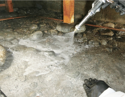 地面にも大量の薬剤を散布し、シロアリが地上に上がって来れないよう封じこめます。